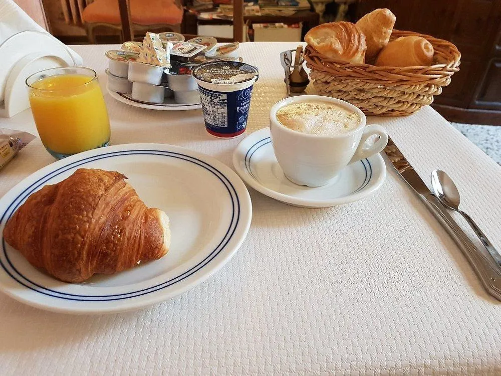 **  Hotel Delle Camelie Floransa İtalya